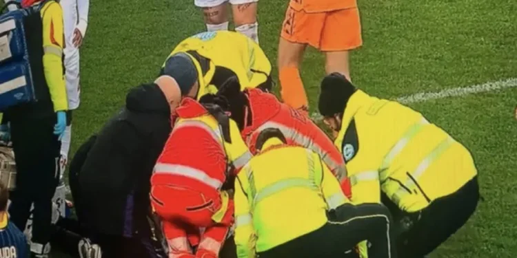 Τραγικές ώρες τώρα στο ποδόσφαιρο: Κατέρρευσε μέσα στο γήπεδο ο αγαπημένος ποδοσφαιριστής – Σοκαρισμένοι συμπαίκτες, αντίπαλοι και οι χιλιάδες θεατές