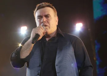 Θρήνος: Πέθανε ο τραγουδιστής Μανώλης Λιδάκης