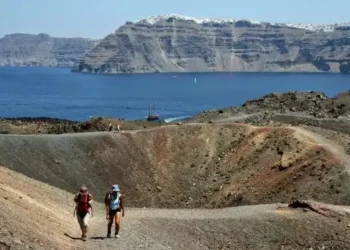 ΣYNAΓEPMOΣ ΣΤΗ ΣΑΝΤΟΡΙΝΗ: ΞΥΠΝΗΣΕ ΤΟ ΗΦΑΙΣΤΕΙΟ – ΣΤΟΥΣ ΔΡΟΜΟΥΣ ΟΙ ΚΑΤΟΙΚΟΙ