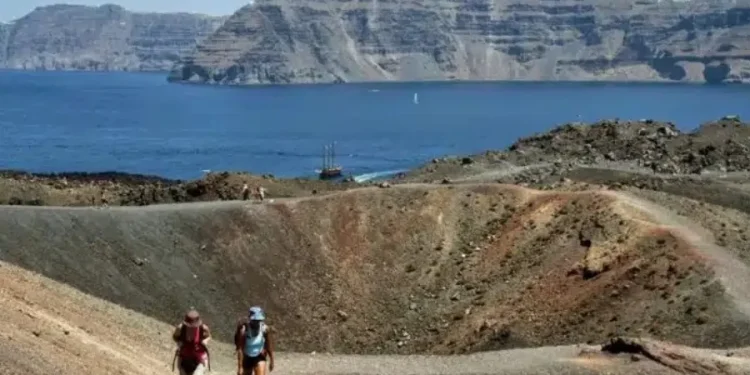 ΣYNAΓEPMOΣ ΣΤΗ ΣΑΝΤΟΡΙΝΗ: ΞΥΠΝΗΣΕ ΤΟ ΗΦΑΙΣΤΕΙΟ – ΣΤΟΥΣ ΔΡΟΜΟΥΣ ΟΙ ΚΑΤΟΙΚΟΙ