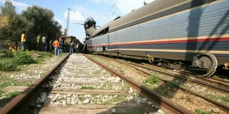 ΕΚΤΑΚΤΟ ΤΩΡΑ Τρένο παρέσυρε αυτοκίνητο – Σε σοκ μηχανοδηγός και επιβάτες