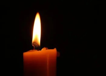 Τραγωδία : Γυναίκα έπεσε στο κενό με τα παιδιά της στα χέρια