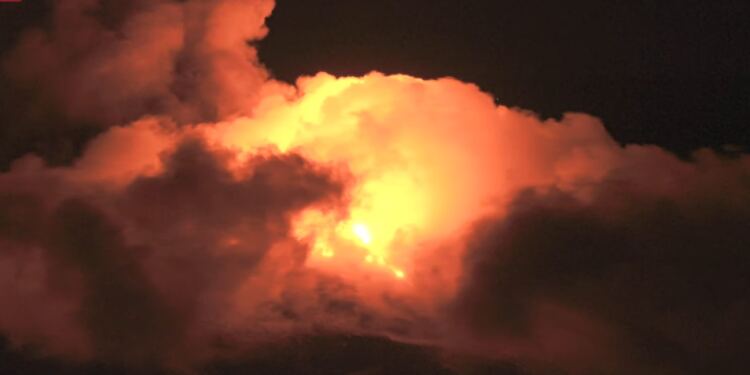 EKTAKTO ΤΩΡΑ: EΞEPPAΓH ΤΟ ΗΦΑΙΣΤΕΙΟ – ΜΕΓΑΛΗ EKPHΞH, ΓΕΜΙΖΕΙ ΛΑΒΑ Ο ΤΟΠΟΣ