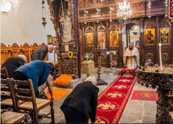 Γιατί γονατίζουμε την Κυριακή της Πεντηκοστής ;