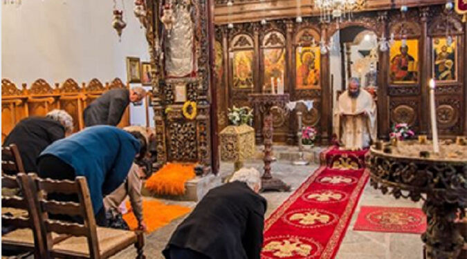 Γιατί γονατίζουμε την Κυριακή της Πεντηκοστής ;