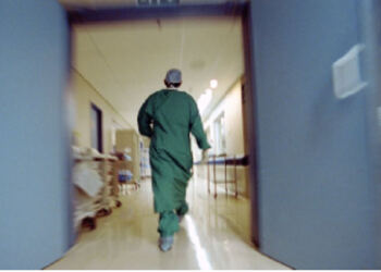 Άφωνοι οι γιατροί με τις πέτρες που βρήκαν στον νεφρό 20χρονης – Δεν έπινε καθόλου νερό, μόνο χυμούς και τσάι – Φώτο Σοκ