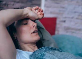 Πόσες είναι οι ιδανικές ώρες ύπνου μετά τα 40, σύμφωνα με νέα έρευνα