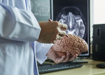 7 τροφές που δεν τρώει ποτέ ένας νευροχειρουργός για να διατηρήσει τον εγκέφαλό του υγιή