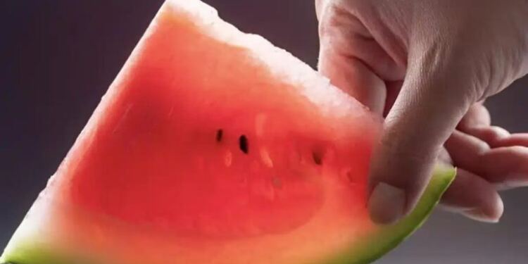 Γιατρός: Δείτε τι συμβαίνει στο σώμα σας αν τρώτε καρπούζι κάθε μέρα το καλοκαίρι
