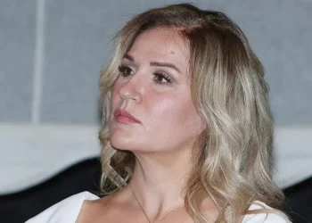 Οι δuσκολες ώρες για την Μπεσυ Μαλφα, ο ογκοs στο κεφάλι και η μεγάλη μαxη