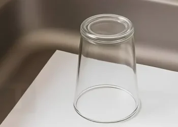 Δείτε γιατί πρέπει πάντα να αφήνετε ένα αναποδογυρισμένο ποτήρι και ένα φύλλο χαρτί στον νεροχύτη πριν φύγετε για διακοπές.