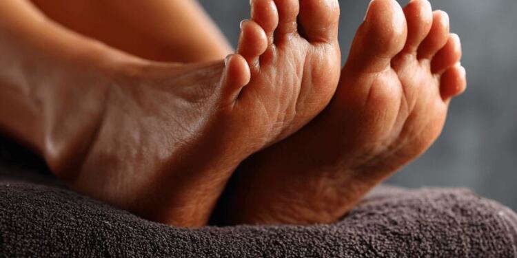 Η Δύναμη του Μασάζ Ποδιών: Πώς το Λάδι στους Κάλους Υποστηρίζει Όλο σας το Σώμα