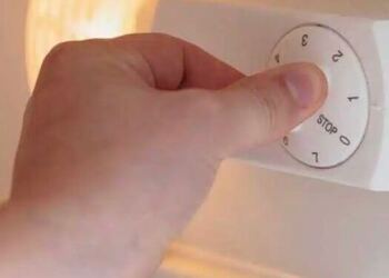 Εκατομμύρια σε ρεύμα σπαταλιούνται – όλα επειδή δεν γνωρίζουν για ένα κουμπί στο ψυγείο. Δείτε πώς λειτουργεί