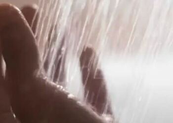 Ένα πρώιμο σημάδι της νόσου Αλτσχάιμερ μπορεί να γίνει αντιληπτό κατά τη διάρκεια ενός ντους: τι πρέπει να προσέξετε;