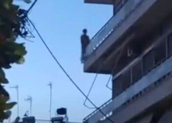 Σοκ στο Αγρίνιο: Νεκρή νεαρή μητέρα που έπεσε από μπαλκόνι πολυκατοικίας στον 4ο όροφο