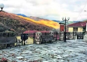 «Ελάτε να ζήσετε εδώ» – Το ελληνικό χωριό που προσφέρει στέγη και εργασία σε νέες οικογένειες για να το ζωντανέψουν