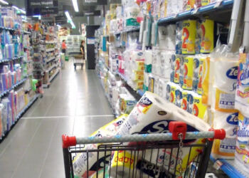 Βόλος: Άρχισε να βγάζει πράγματα στο ταμείο του σούπερ μάρκετ επειδή δεν έφταναν τα χρήματα – Viral η συνέχεια