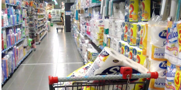 Βόλος: Άρχισε να βγάζει πράγματα στο ταμείο του σούπερ μάρκετ επειδή δεν έφταναν τα χρήματα – Viral η συνέχεια