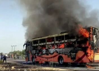 ΤΡΑΓΩΔΙΑ ΤΩΡΑ: ΛΕΩΦΟΡΕΙΟ ΓΕΜΑΤΟ ΚΟΣΜΟ ΤΥΛΙΧΤΗΚΕ ΣΤΙΣ ΦΛΟΓΕΣ – ΤΟΥΛΑΧΙΣΤΟΝ 19 ΝΕΚΡΟΙ