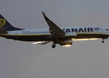 Πανικός στον αέρα: Επιβάτες πτήσης άρχισαν να… τρώνε και να σκίζουν τα διαβατήριά τους