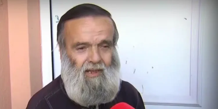 Ο θάνατος, η τραγωδία και το διπλό προσωπικό δράμα ενός ιερέα: Έχασε τις 2 κόρες του και είδε στη φυλακή ως δολοφόνο τον εγγονό του