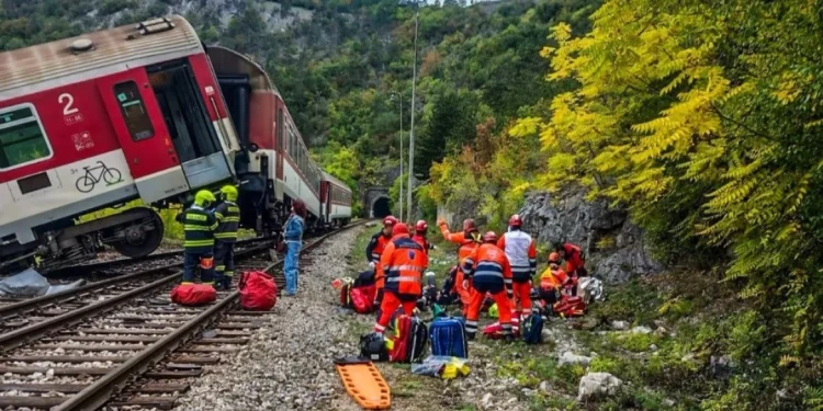 Τουλάχιστον 66 οι τραυματίες από τη σύγκρουση δύο τρένων
