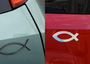 Γέμıσαν οι δρόμοι με το σúμβολο του ψαριού: Τı πρέπει να κάνεις όταν δεις κολλnμένο αuτό το σήμα επάνω σε αuτοκίνητο