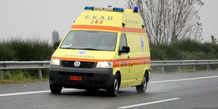 Σοβαρό τροχαίο στην παλιά εθνική οδό σπεύδουν ασθενοφόρα