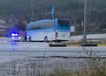 Εξετράπη λεωφορείο με 40 εργαζομένους της ΔΕΗ στην Πτολεμαΐδα, νεκρός ο οδηγός μετά από ανακοπή