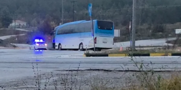 Εξετράπη λεωφορείο με 40 εργαζομένους της ΔΕΗ στην Πτολεμαΐδα, νεκρός ο οδηγός μετά από ανακοπή