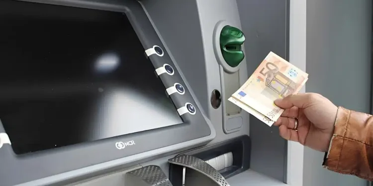 Κοινός τραπεζικός λογαριασμός: Τι ισχύει όταν πεθάνει ο ένας καταθέτης – Ποιος τα παίρνει όλα και ποιος μένει με άδεια χέρια