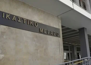 «Έχει γκομενιλίκια, θέλει να με διώξει από το σπίτι» λέει η 77χρονη που έδειρε τον 82χρονο σύζυγο της