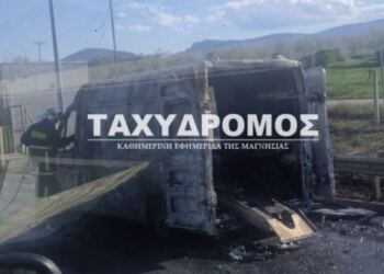 Βόλος: Φωτιά σε εν κινήσει ασθενοφόρο, μετέφερε 12χρονο παιδί στην Αθήνα