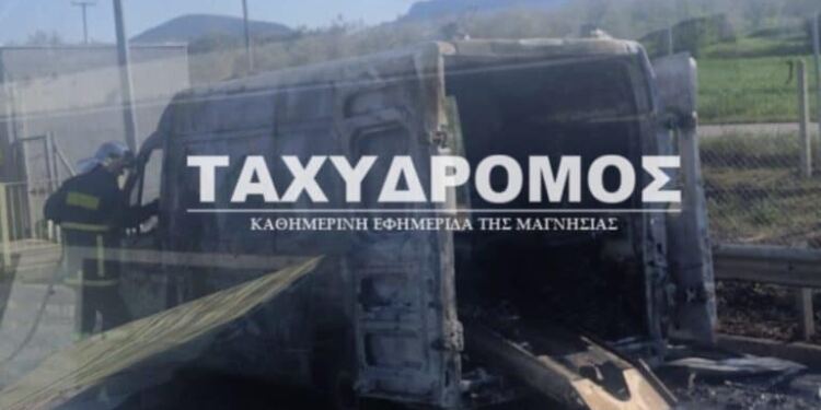 Βόλος: Φωτιά σε εν κινήσει ασθενοφόρο, μετέφερε 12χρονο παιδί στην Αθήνα