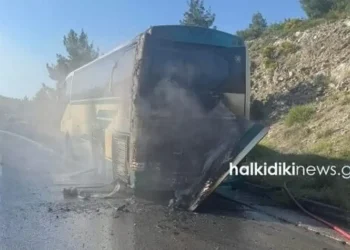 Λεωφορείο του ΚΤΕΛ Χαλκιδικής τυλίχτηκε στις φλόγες ενώ μετέφερε 15 επιβάτες