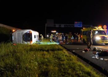 Σοκαριστικό τροχαίο : Λεωφορείο συγκρούστηκε με φορτηγάκι – 20 τραυματίες