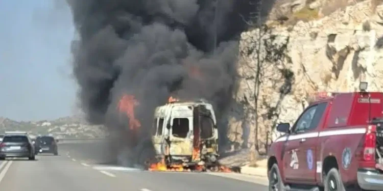 Φωτιά σε σχολικό λεωφορείο