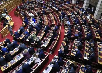 Άγριο ξύλο με γροθιές και κλωτσιές στη Βουλή – Σύρραξη βουλευτών σε ζωντανή μετάδοση