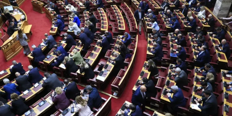 Άγριο ξύλο με γροθιές και κλωτσιές στη Βουλή – Σύρραξη βουλευτών σε ζωντανή μετάδοση